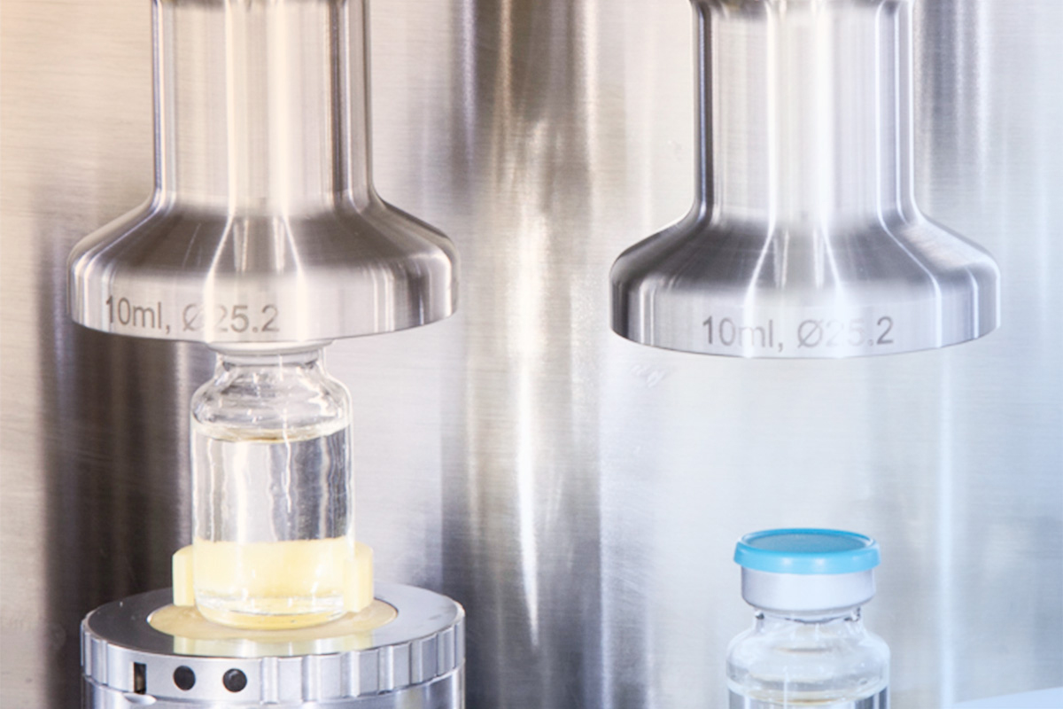 Differential pressure test for leak detection of pharmaceutical vials